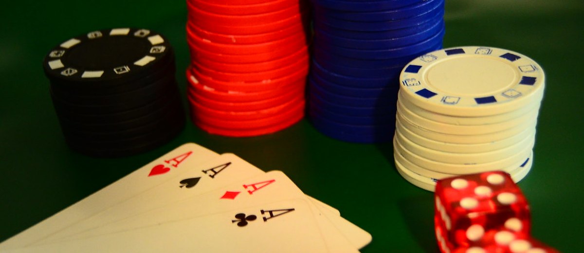 Fiches e carte su tavolo verde — concessione ADM ex AAMS