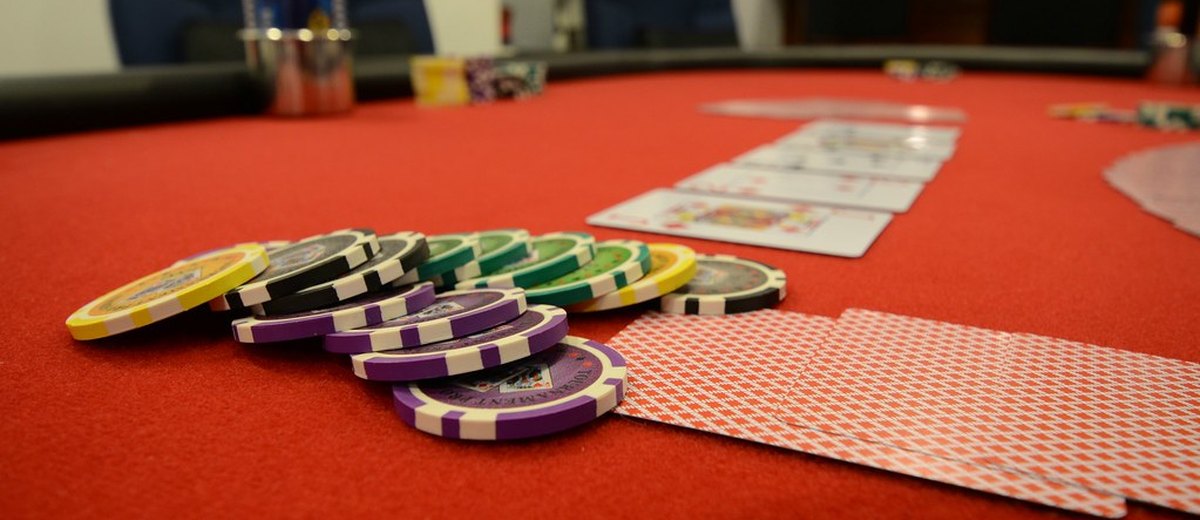 Fiches e carte su tavolo da casinò — recensione Lottomatica casinò ADM